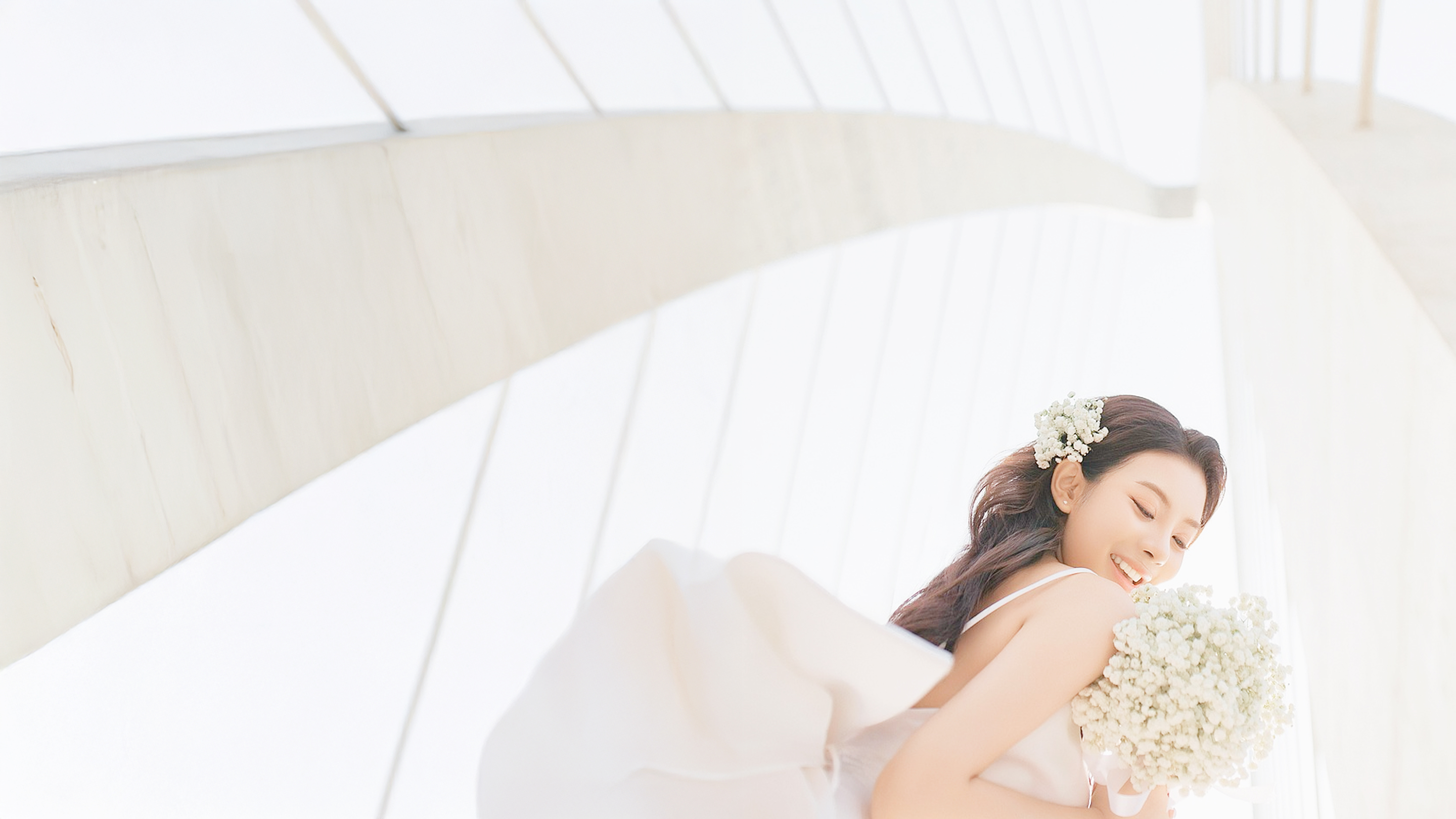 花束を持った女性